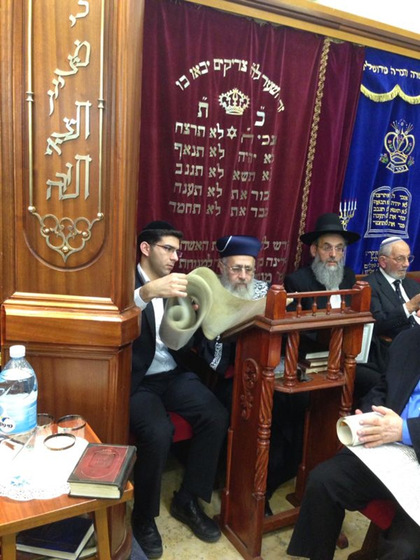 צפו: הגר"י יוסף בקריאת המגילה