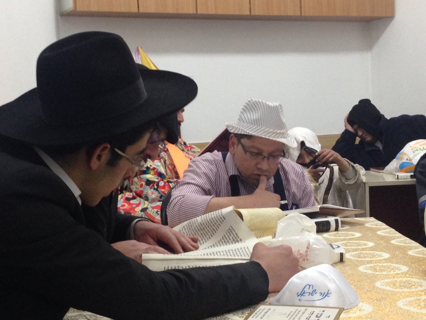 צפו בתמונות: קריאת המגילה בנווה יעקב