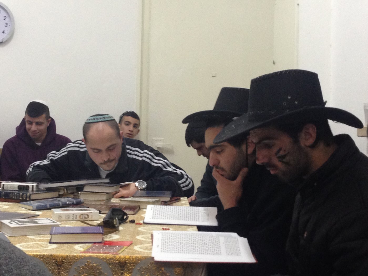 צפו בתמונות: קריאת המגילה בנווה יעקב