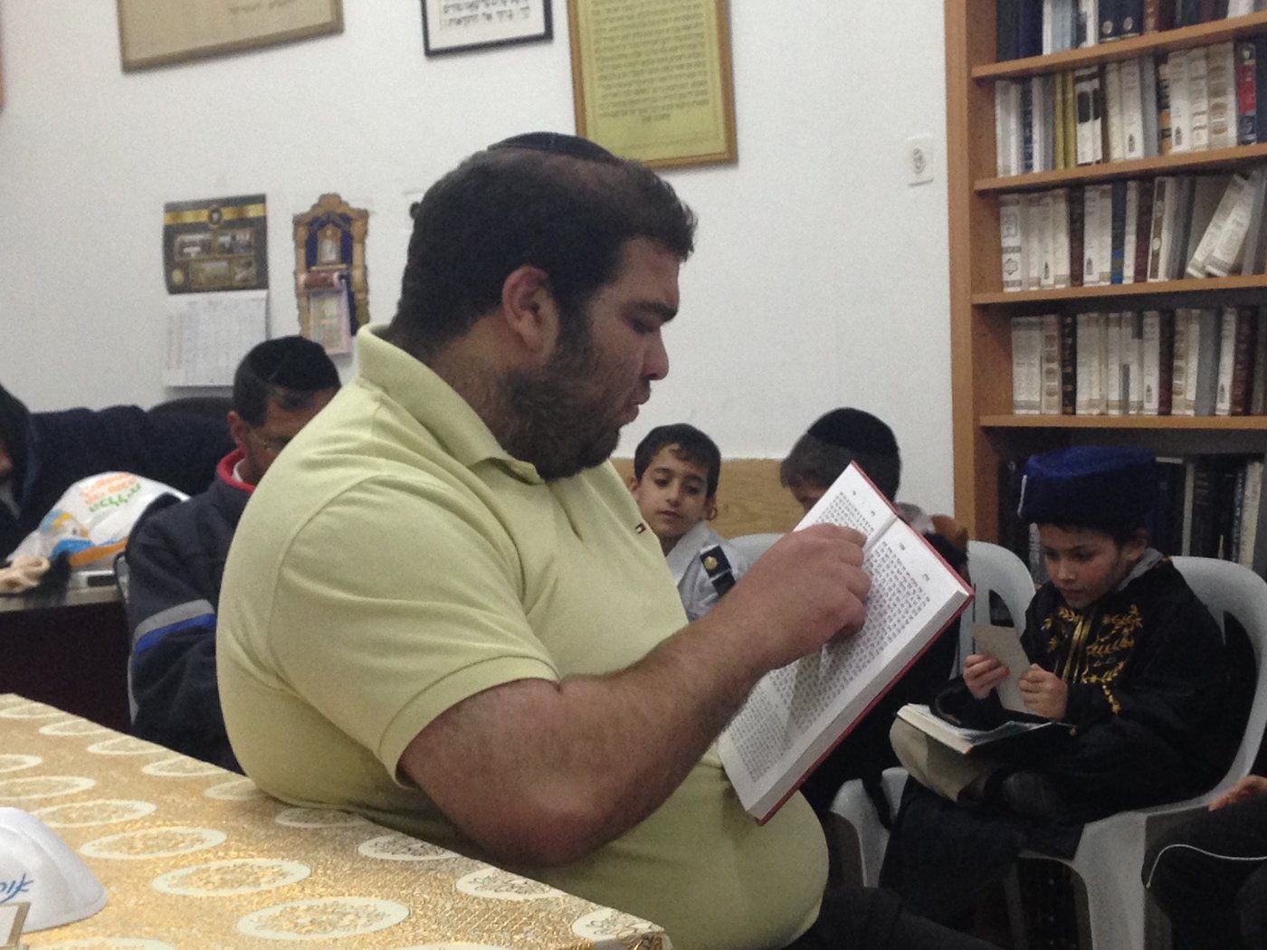 צפו בתמונות: קריאת המגילה בנווה יעקב