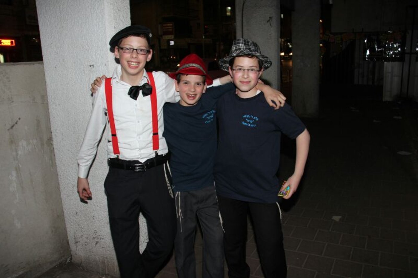 צפו: חוגגים את פורים ברחובות בני ברק