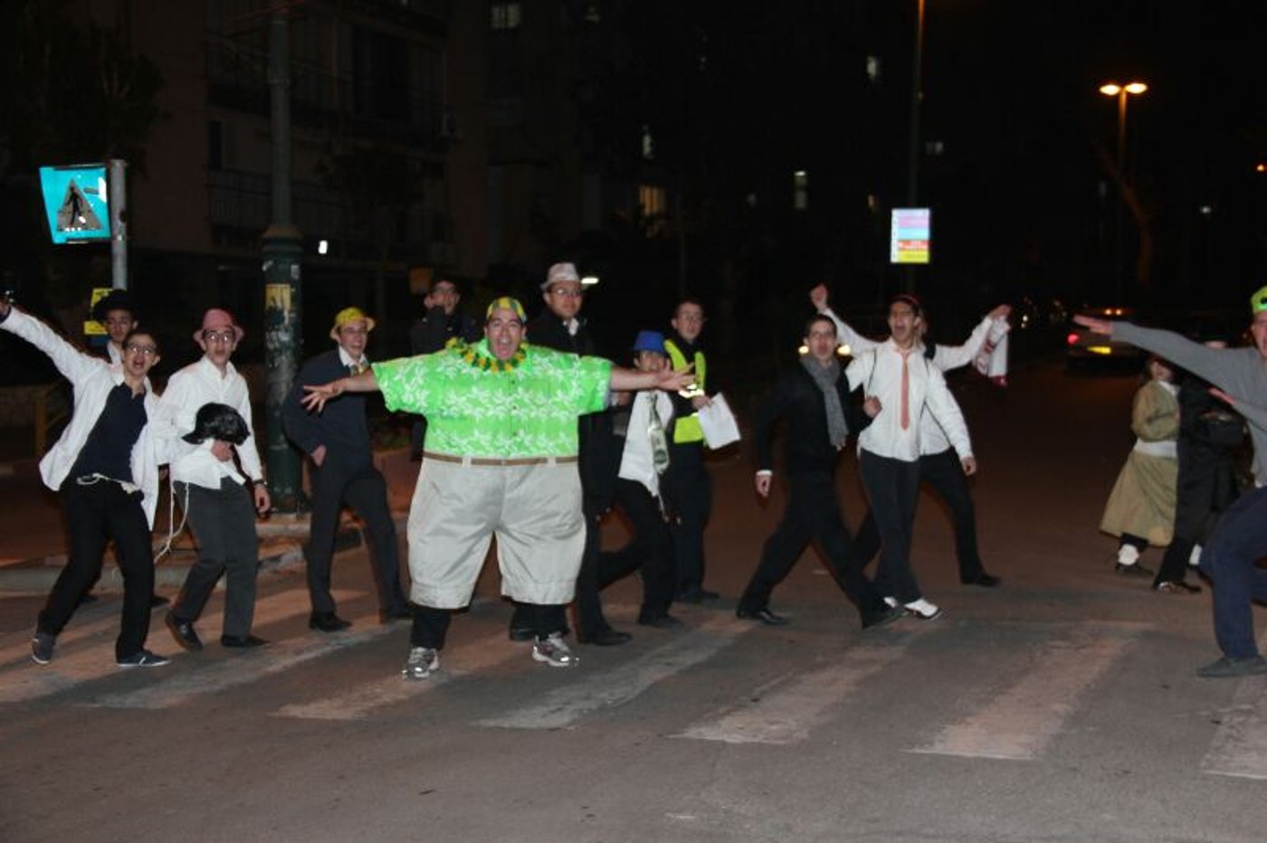 צפו: חוגגים את פורים ברחובות בני ברק