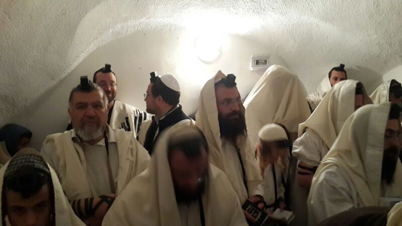 צפו: קריאת מגילה בקבר יהושע בן נון