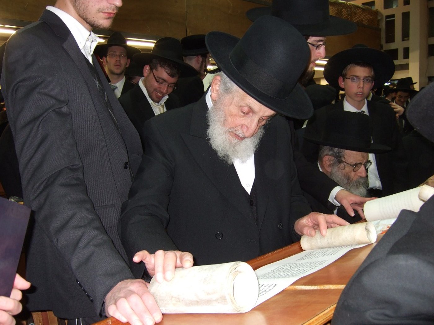 פורים בישיבת פוניבז' • תיעוד ענק