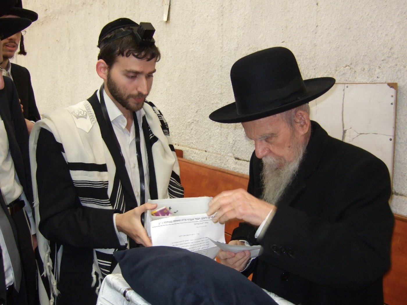 פורים בישיבת פוניבז' • תיעוד ענק