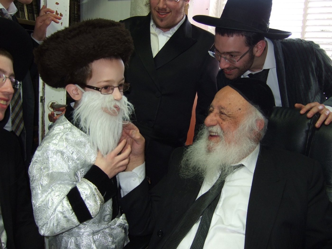 פורים בישיבת פוניבז' • תיעוד ענק