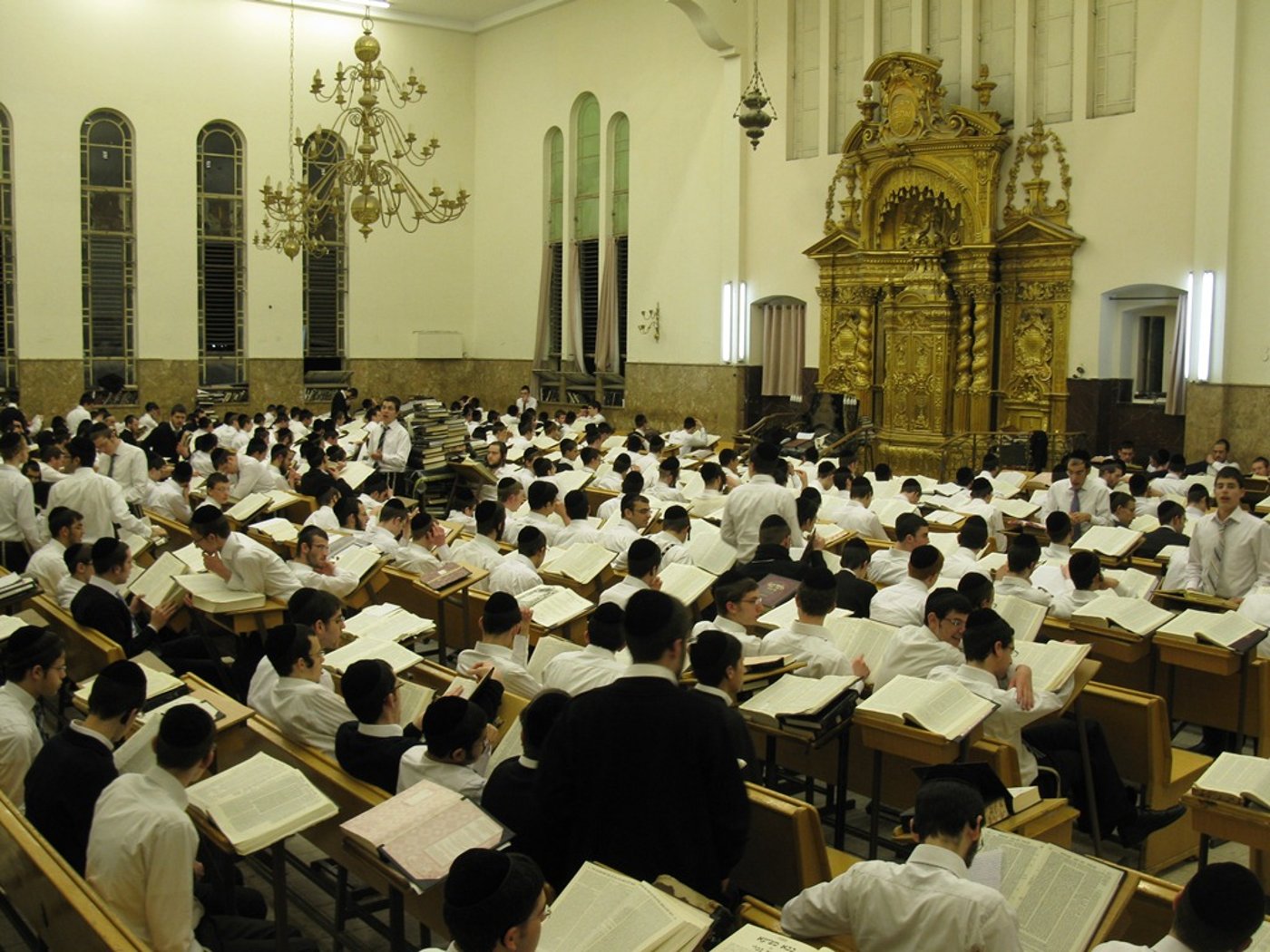 פורים בישיבת פוניבז' • תיעוד ענק