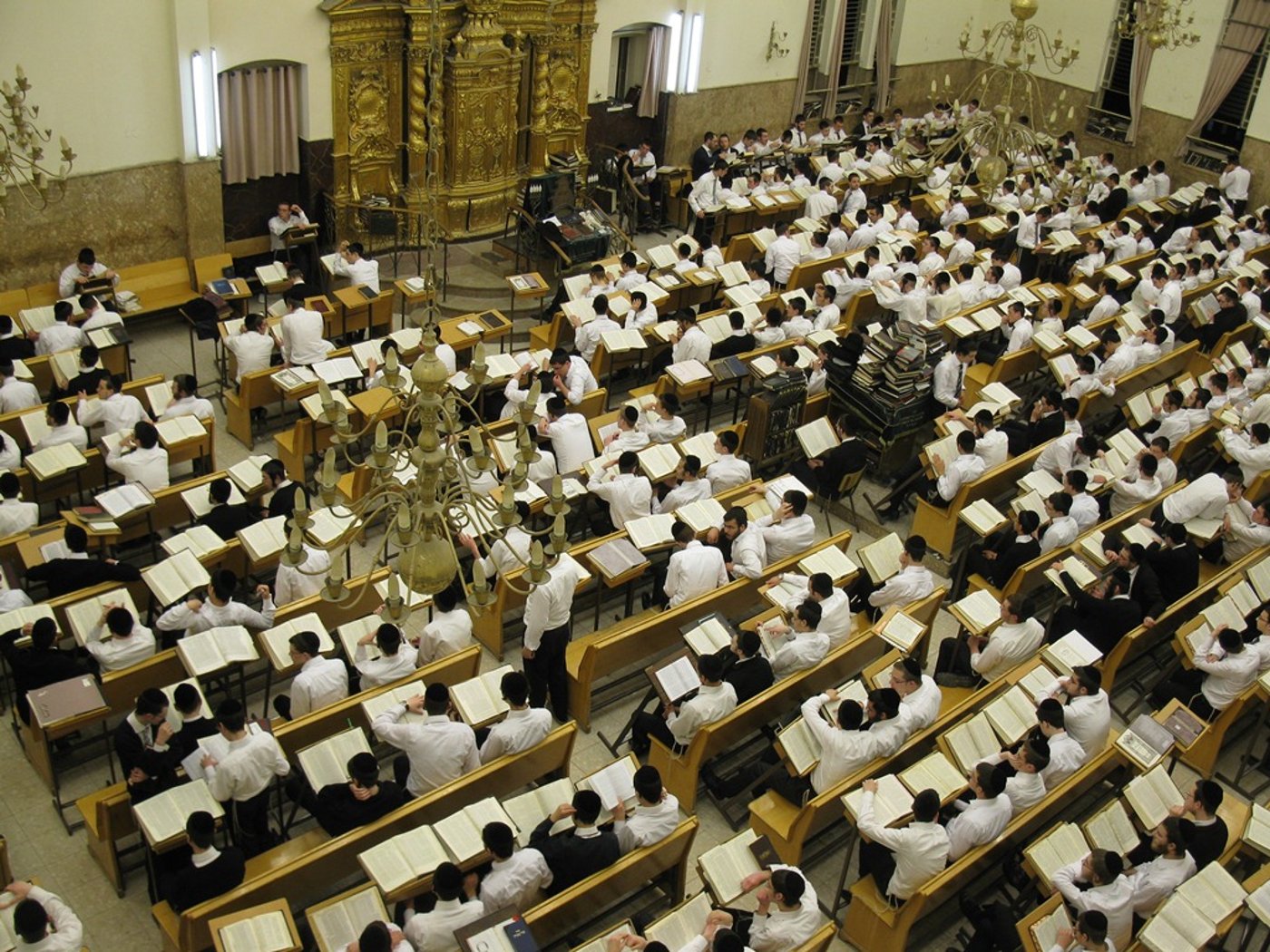 פורים בישיבת פוניבז' • תיעוד ענק