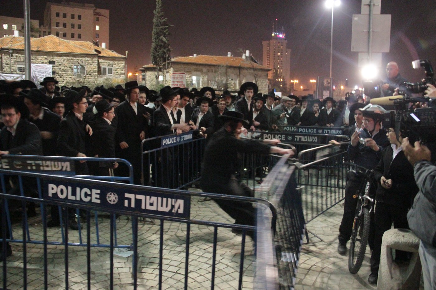 בסיום ההפגנה בי-ם: עימות אלים בין המפגינים החרדים