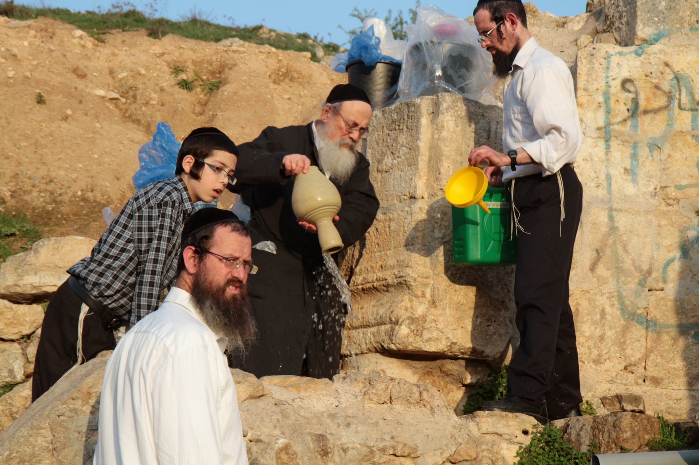 תיעוד: שאיבת "מים שלנו" במעיין עין חניה