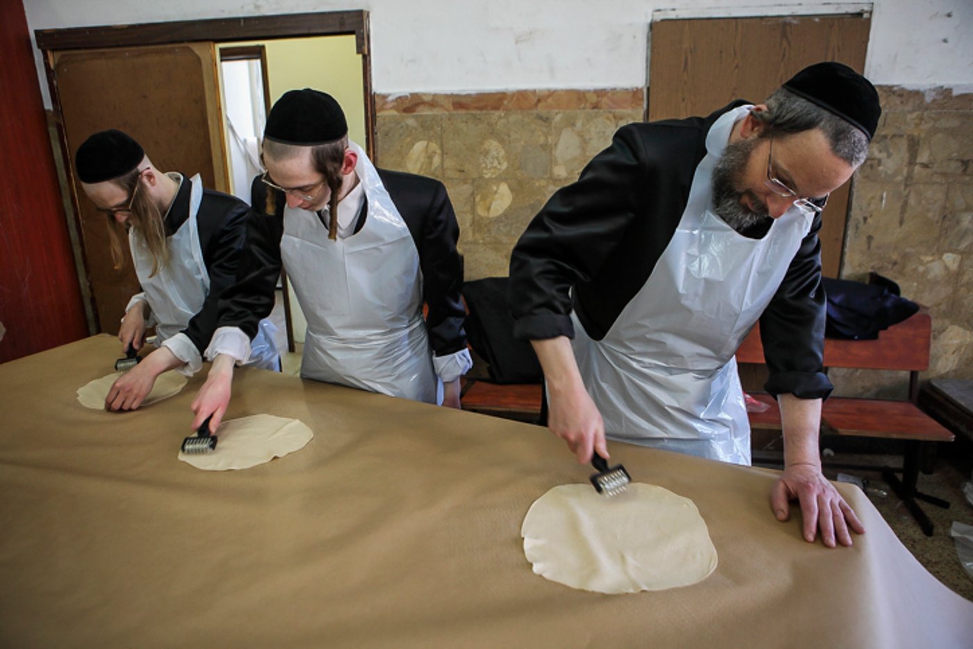 גלריה: כך אופים מצות לחג הפסח