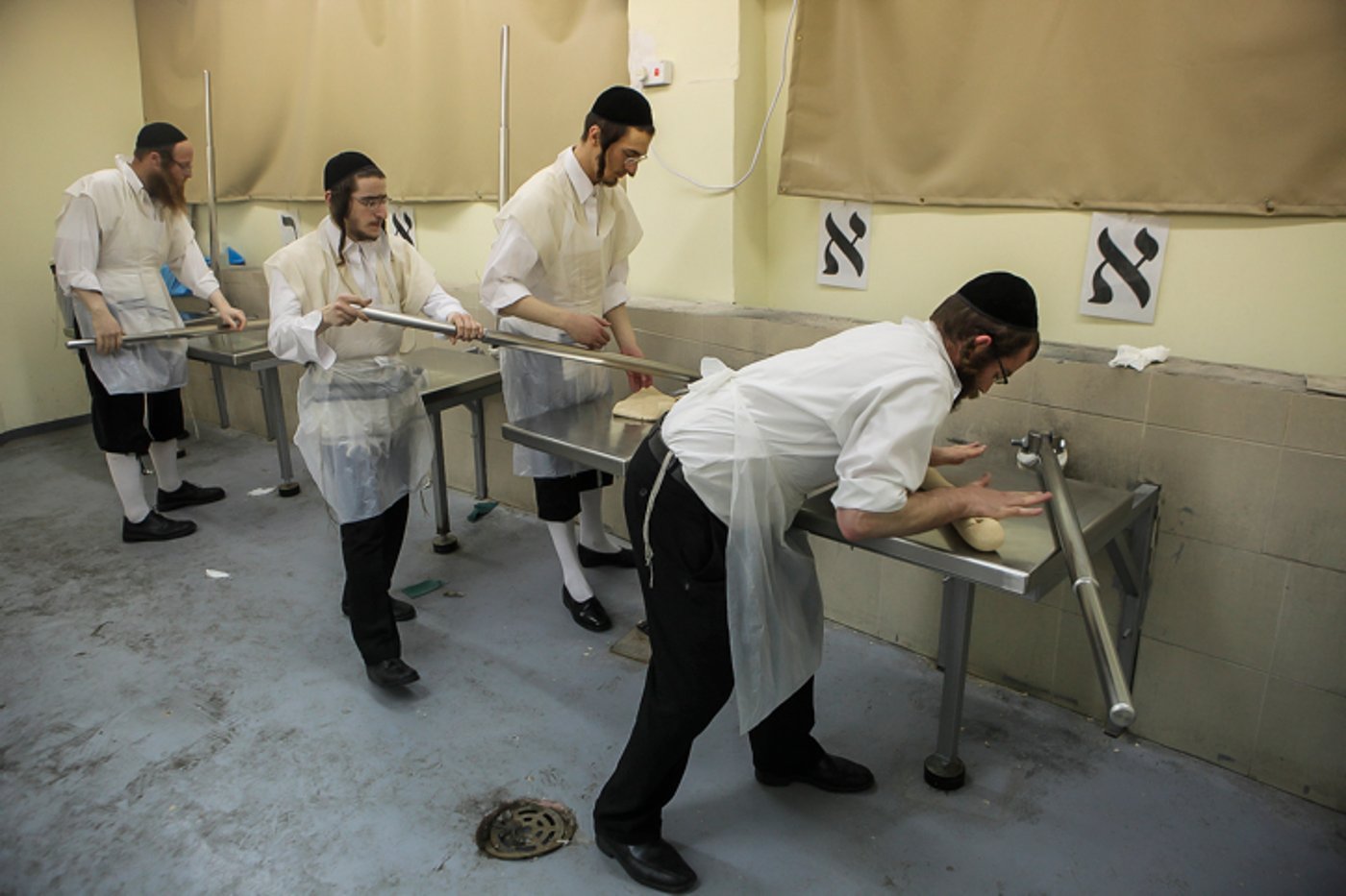 גלריה: כך אופים מצות לחג הפסח