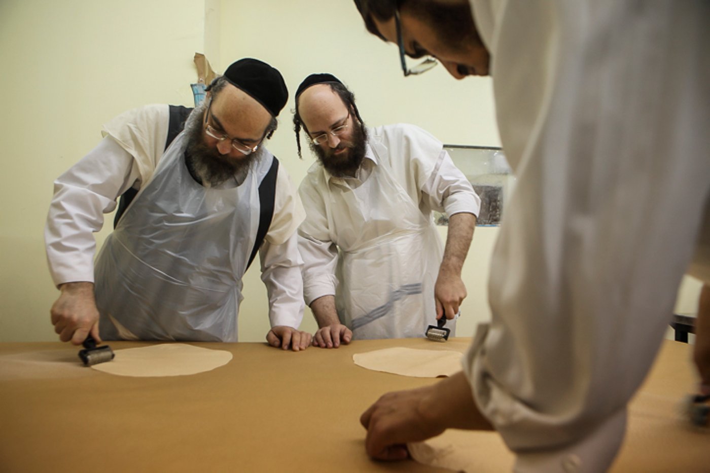 גלריה: כך אופים מצות לחג הפסח