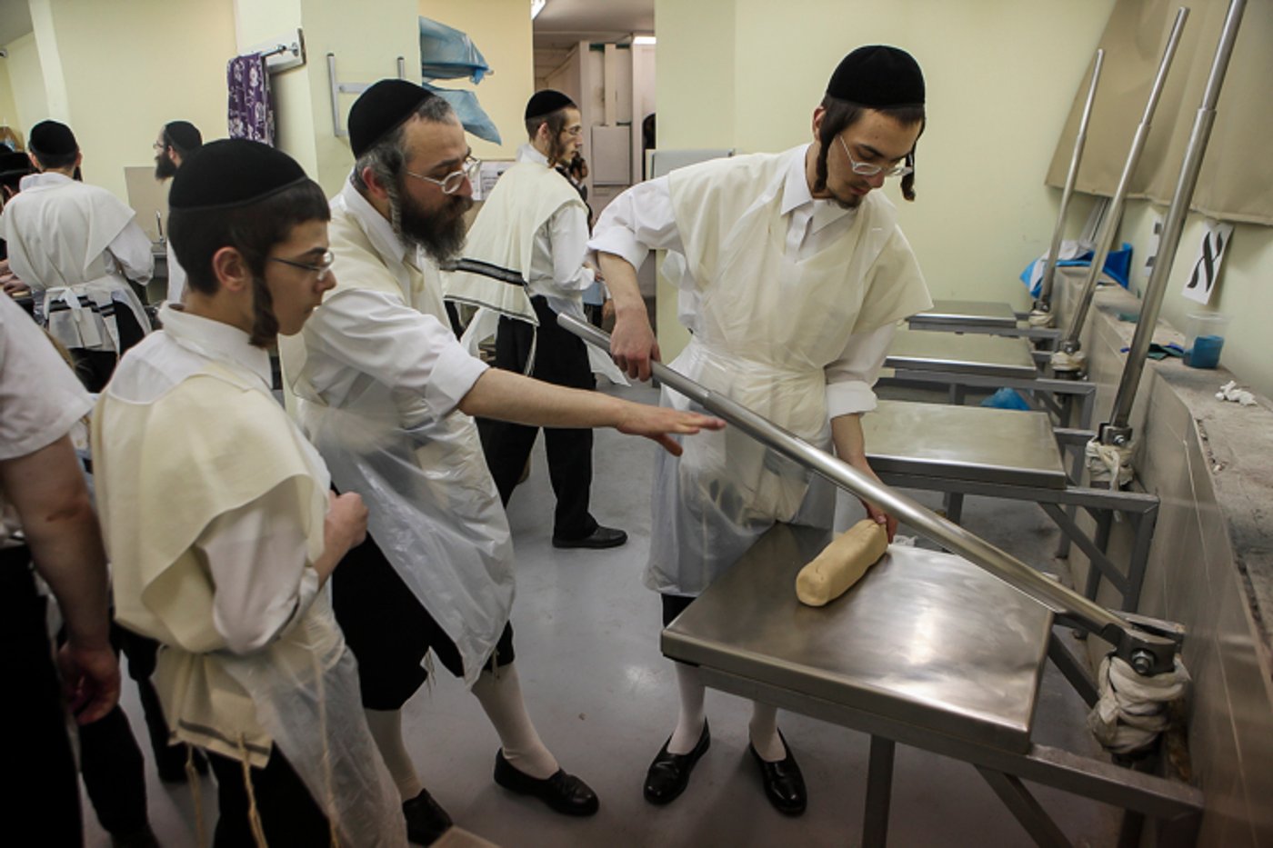 גלריה: כך אופים מצות לחג הפסח