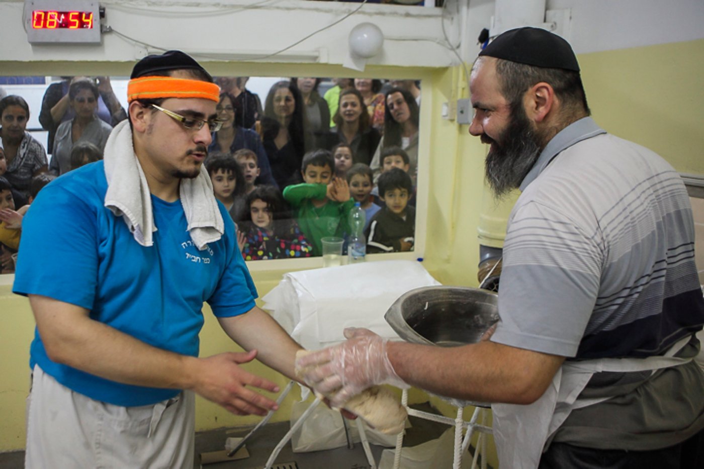גלריה: כך אופים מצות לחג הפסח