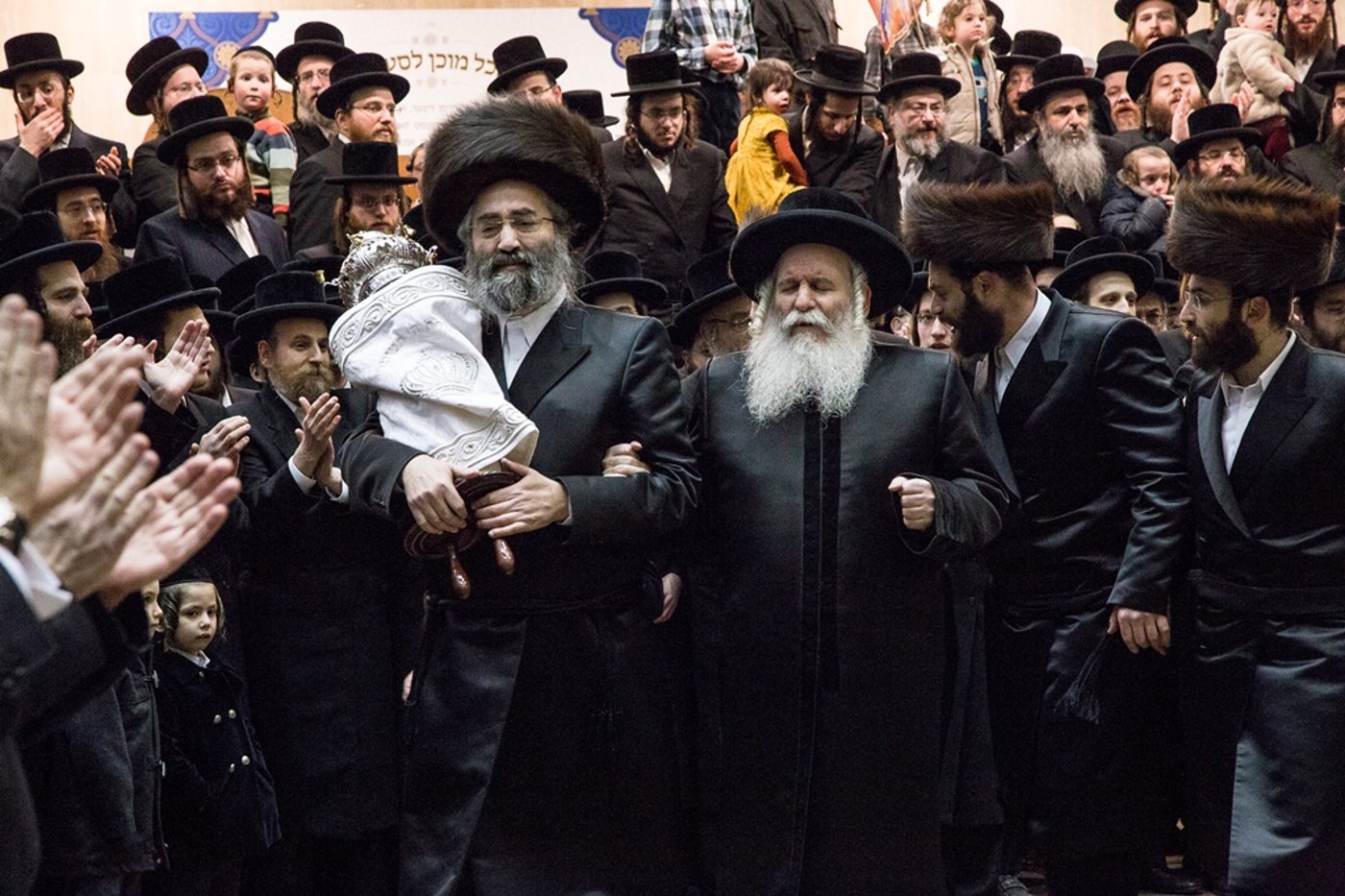 בורו פארק: הכנסת ספר תורה לביהמ"ד באבוב