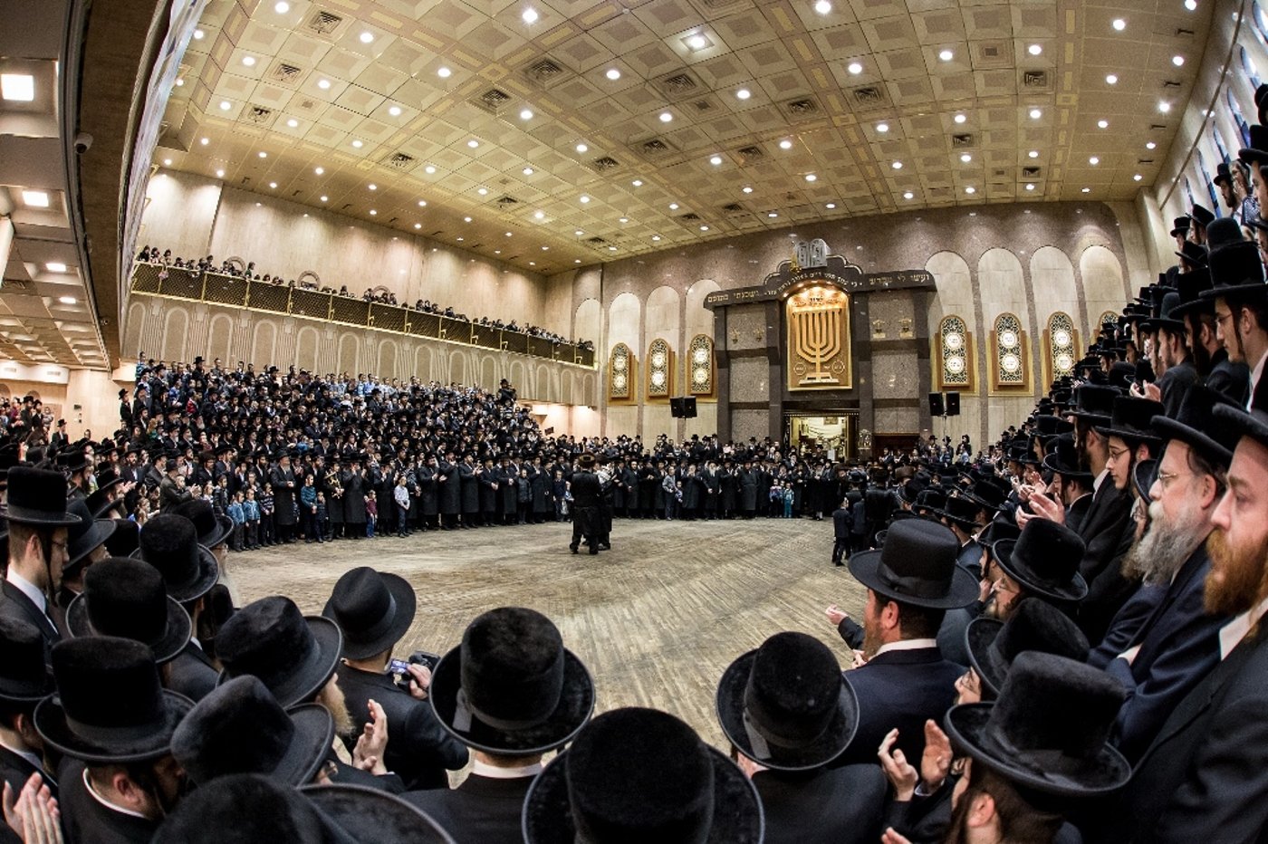 בורו פארק: הכנסת ספר תורה לביהמ"ד באבוב