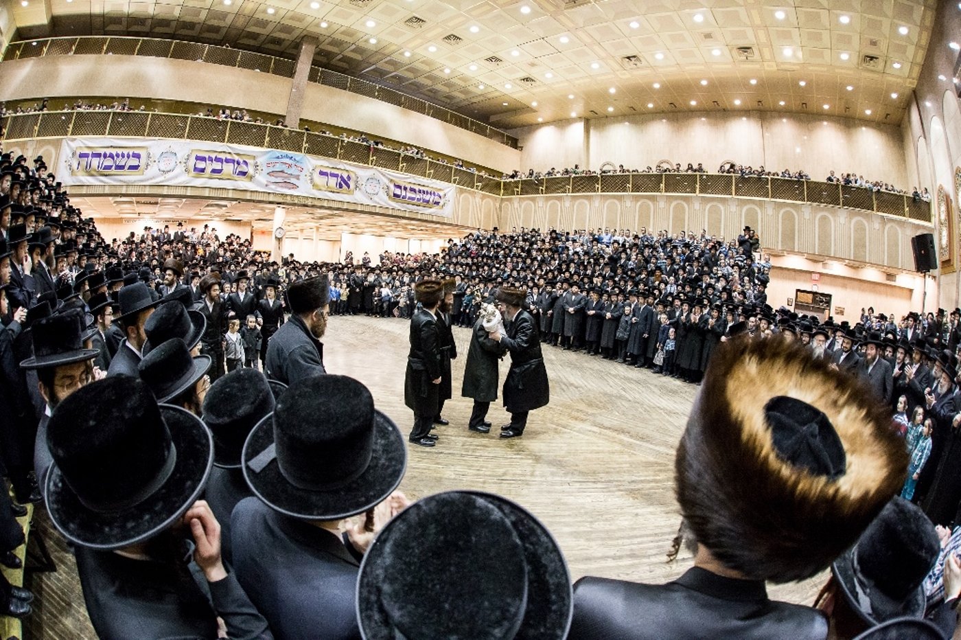 בורו פארק: הכנסת ספר תורה לביהמ"ד באבוב