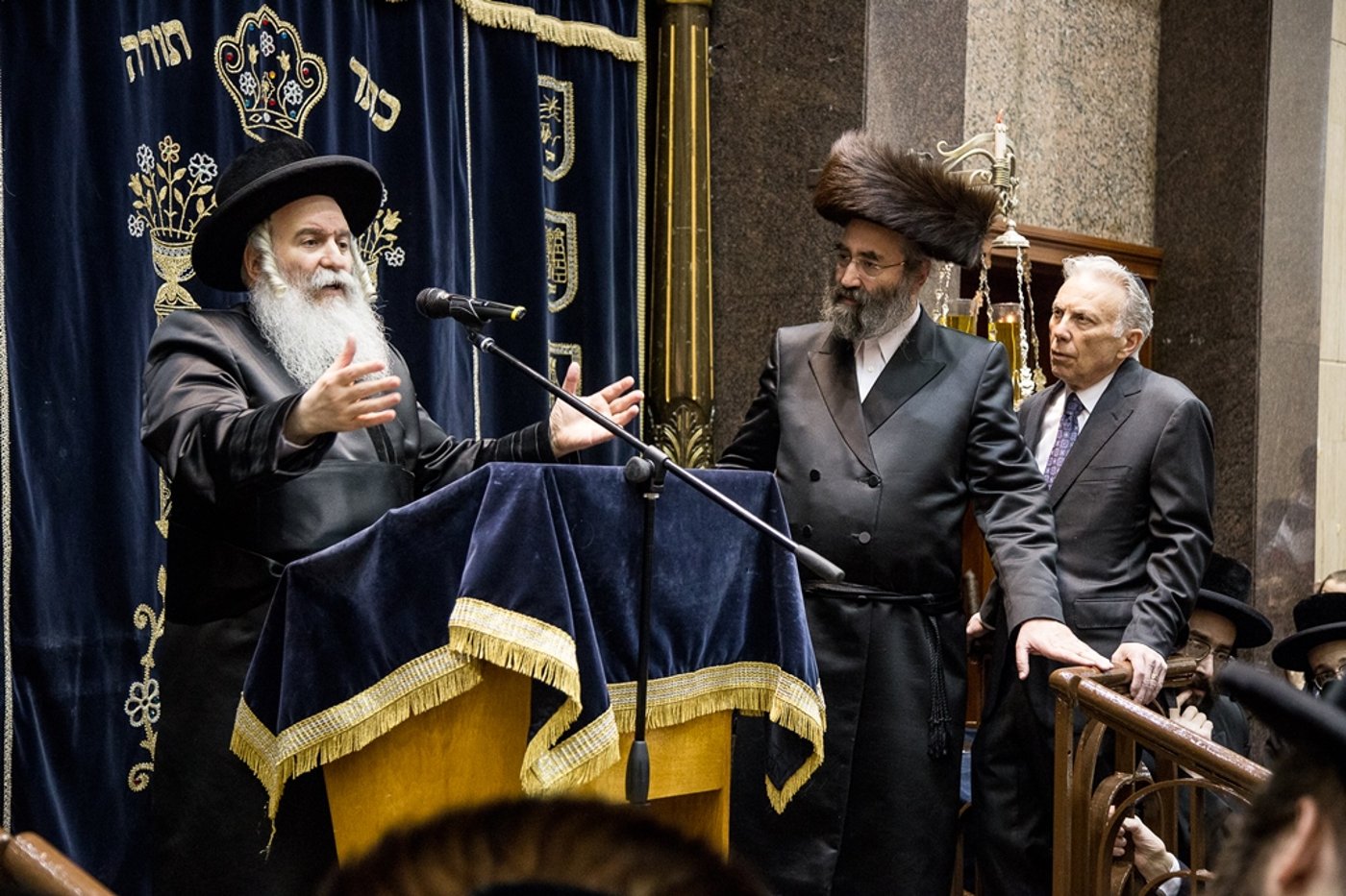 בורו פארק: הכנסת ספר תורה לביהמ"ד באבוב