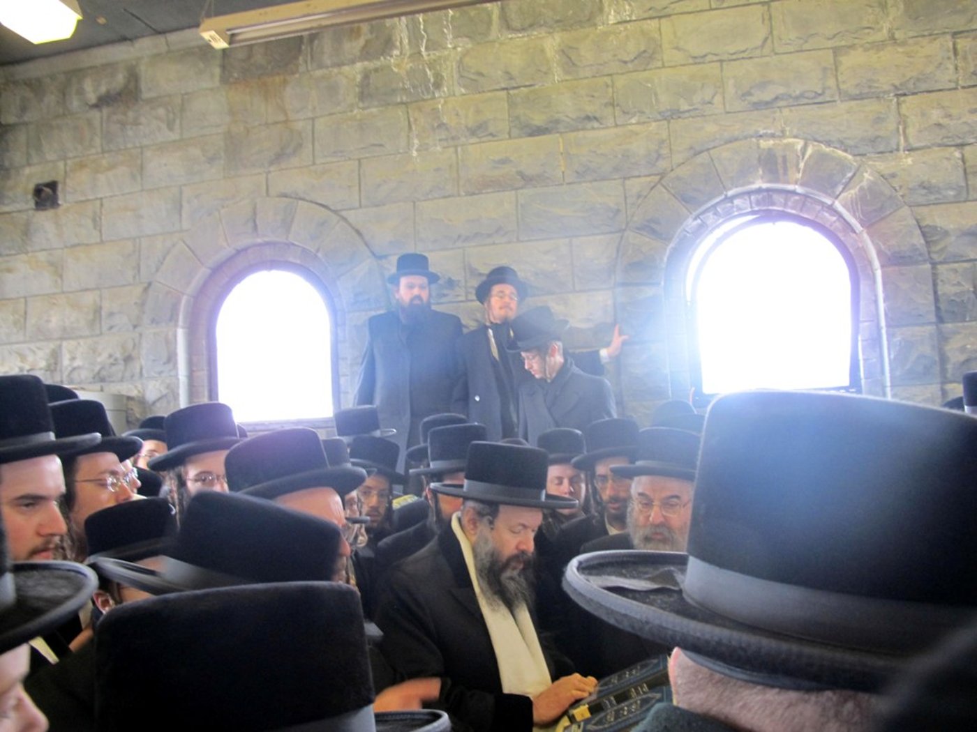 גלריה: טיש ההילולא בבאבוב