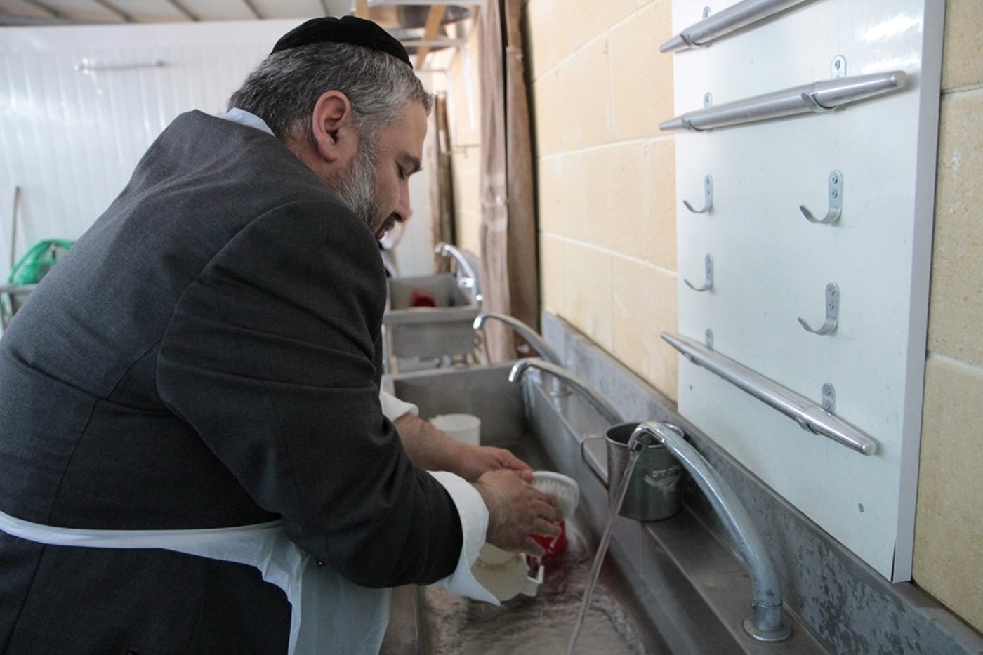 תיעוד: משה אבוטבול אופה מצות