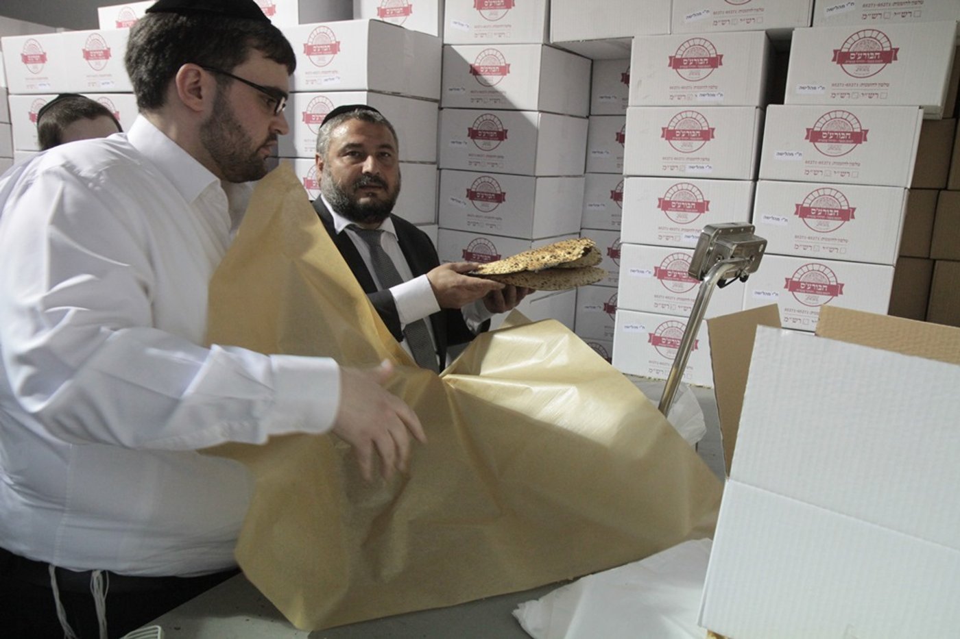 תיעוד: משה אבוטבול אופה מצות