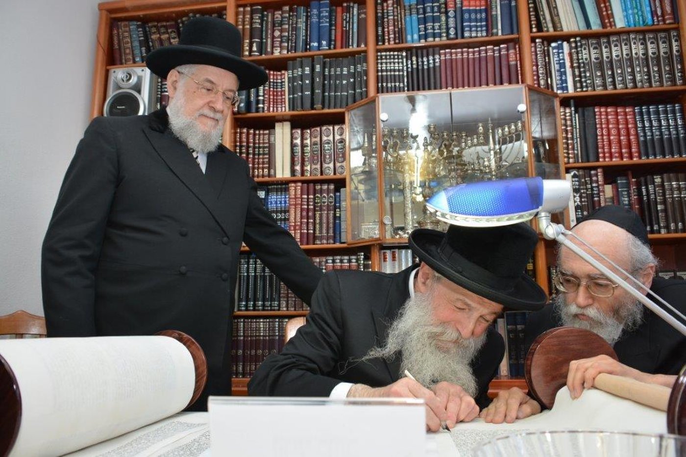 תיעוד: הרב ישראל מאיר לאו הכניס ספר תורה