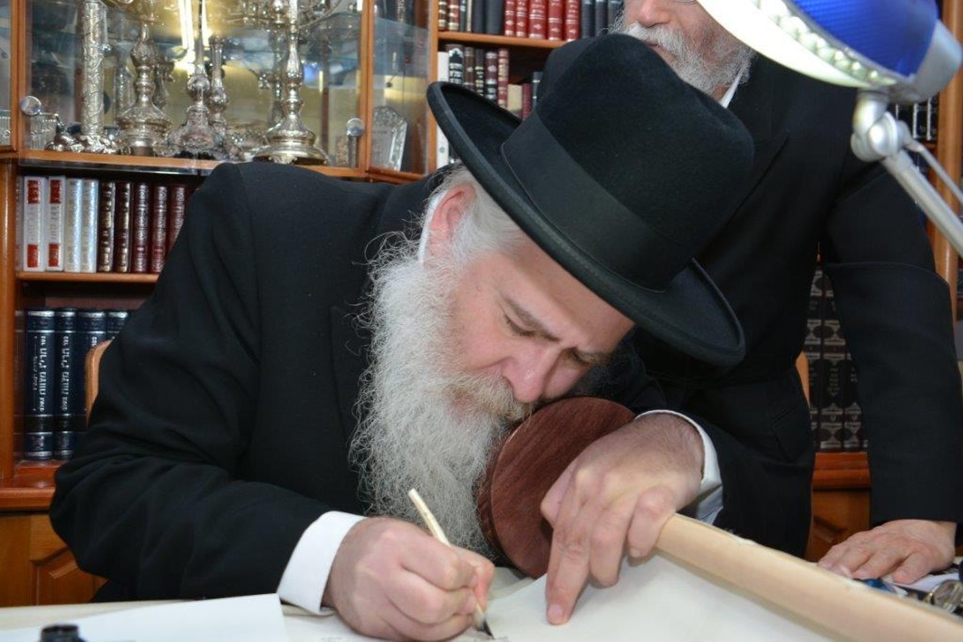 תיעוד: הרב ישראל מאיר לאו הכניס ספר תורה