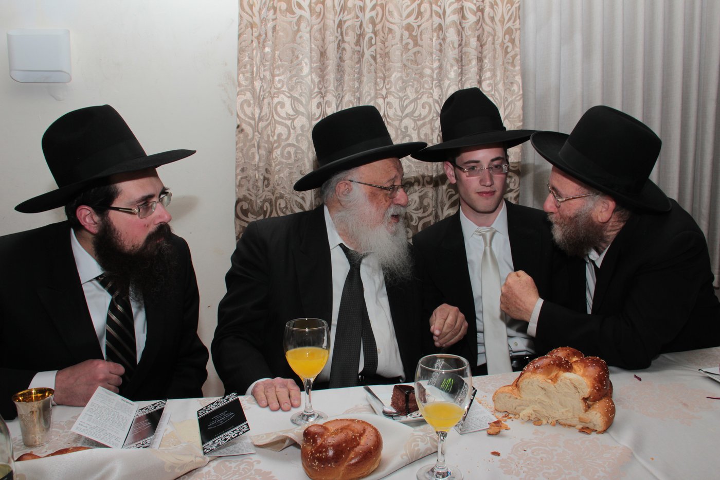 גלריה: ראש ישיבת מיר חיתן, אלפים השתתפו