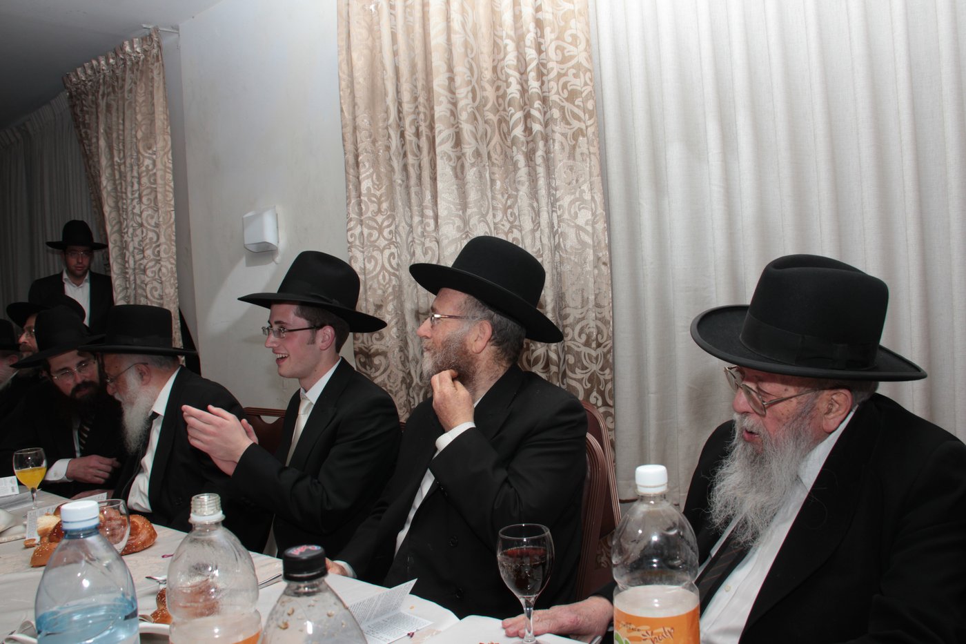 גלריה: ראש ישיבת מיר חיתן, אלפים השתתפו