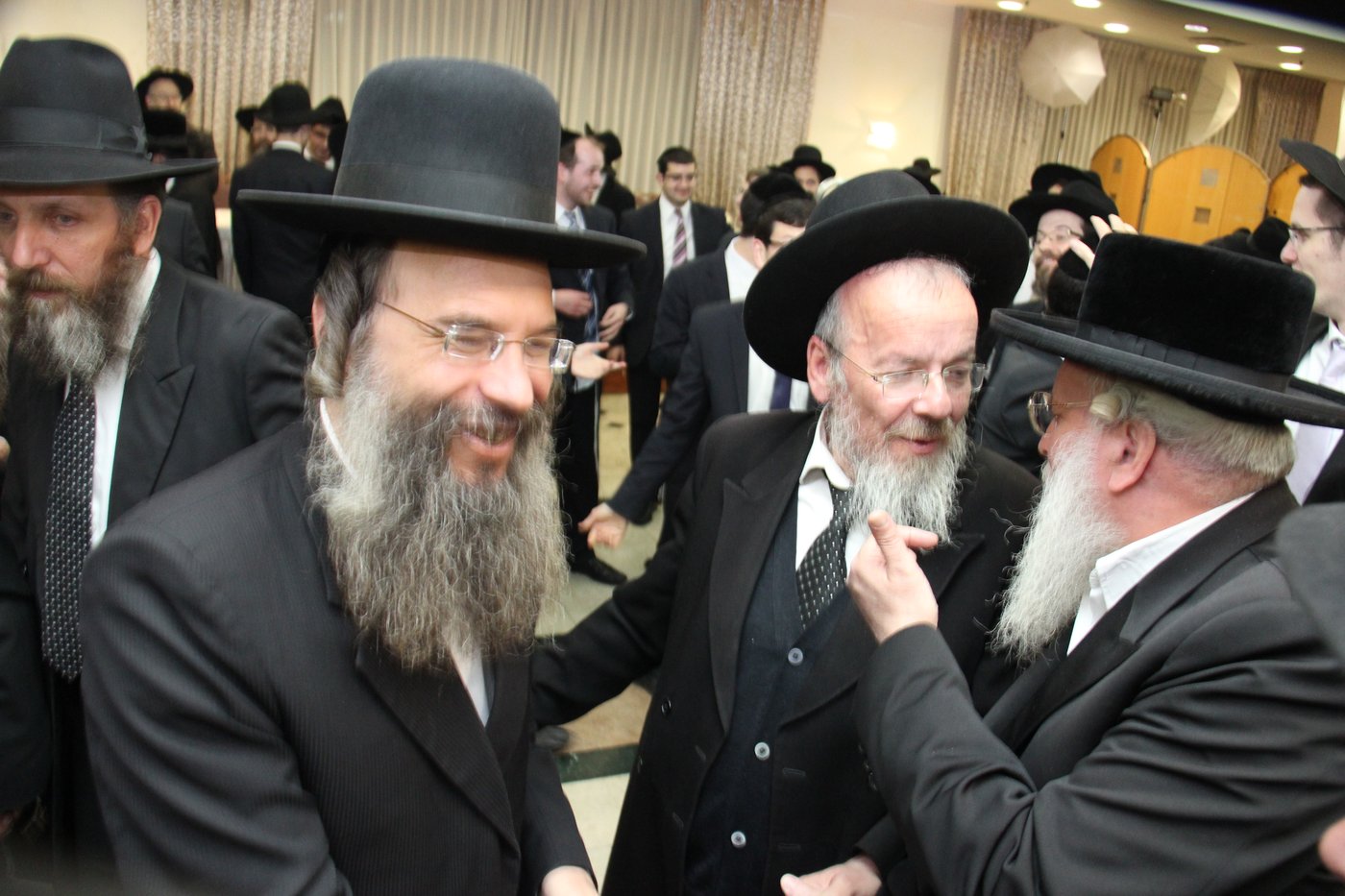 גלריה: ראש ישיבת מיר חיתן, אלפים השתתפו