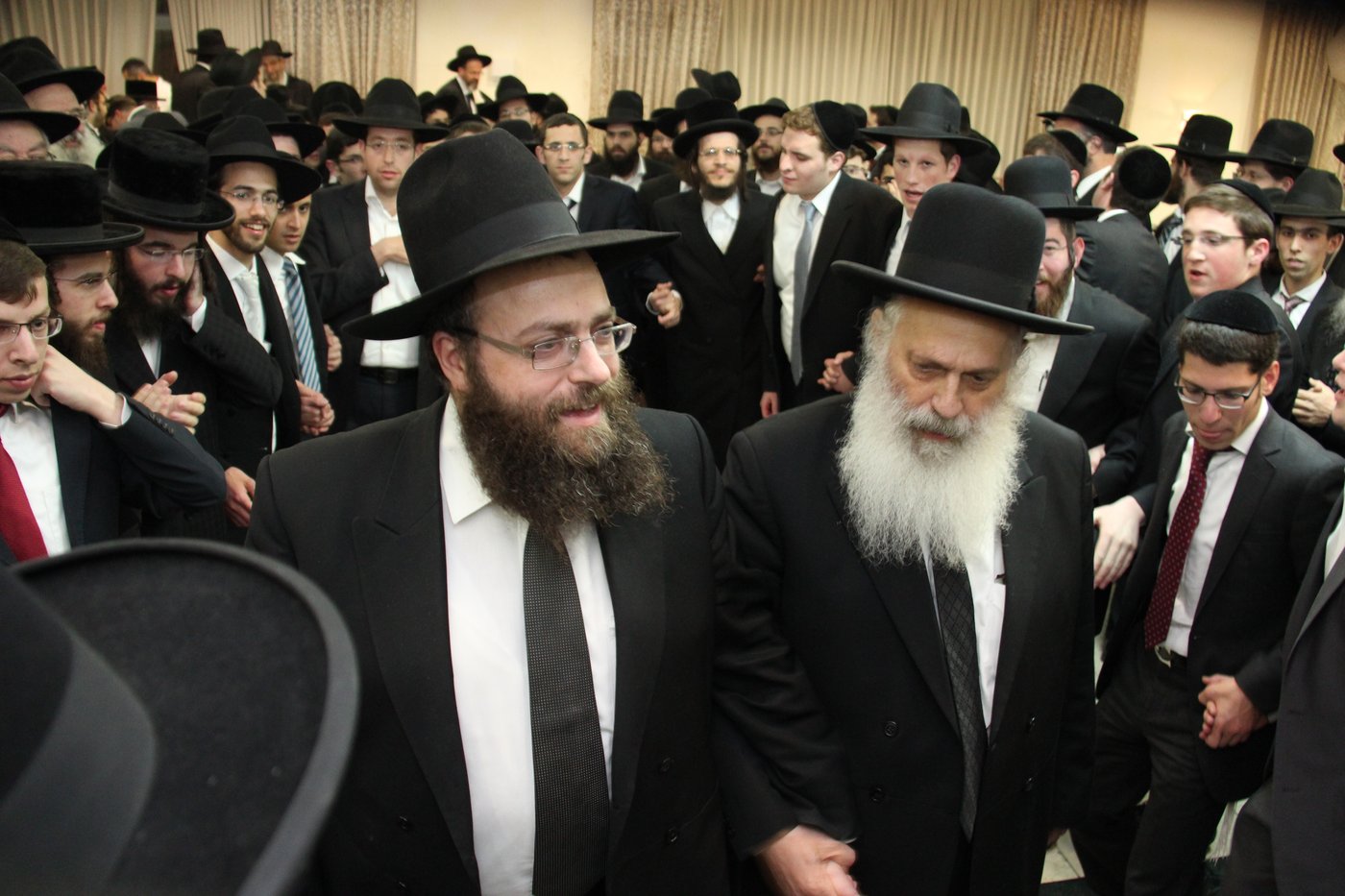 גלריה: ראש ישיבת מיר חיתן, אלפים השתתפו