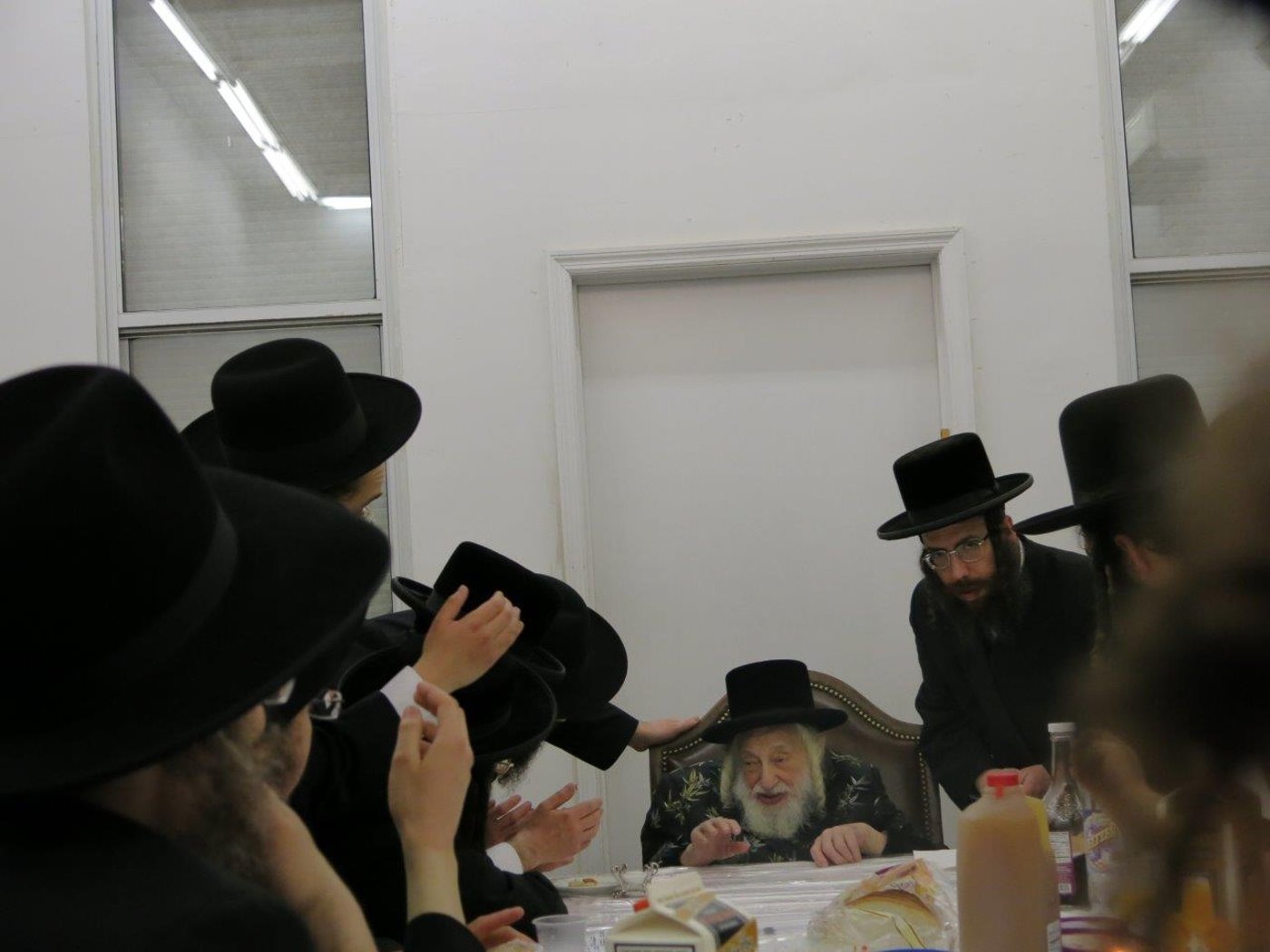 גלריה: טיש ראש חודש ניסן אצל האדמו"ר מסקולען