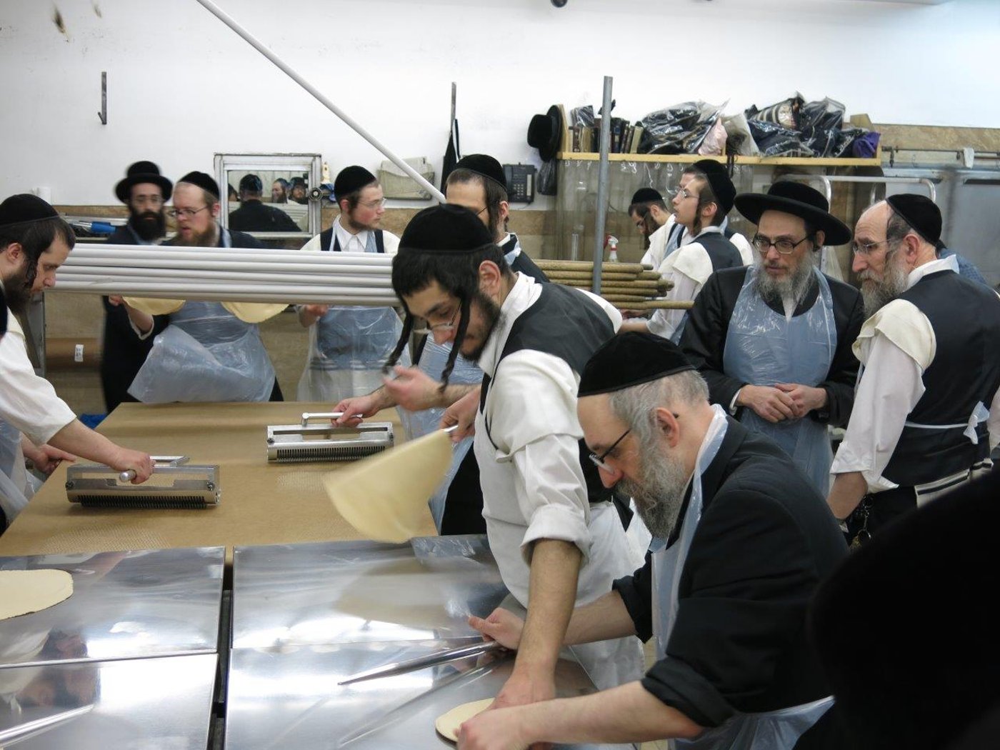 תיעוד: האדמו"ר מפאפא באפיית מצות