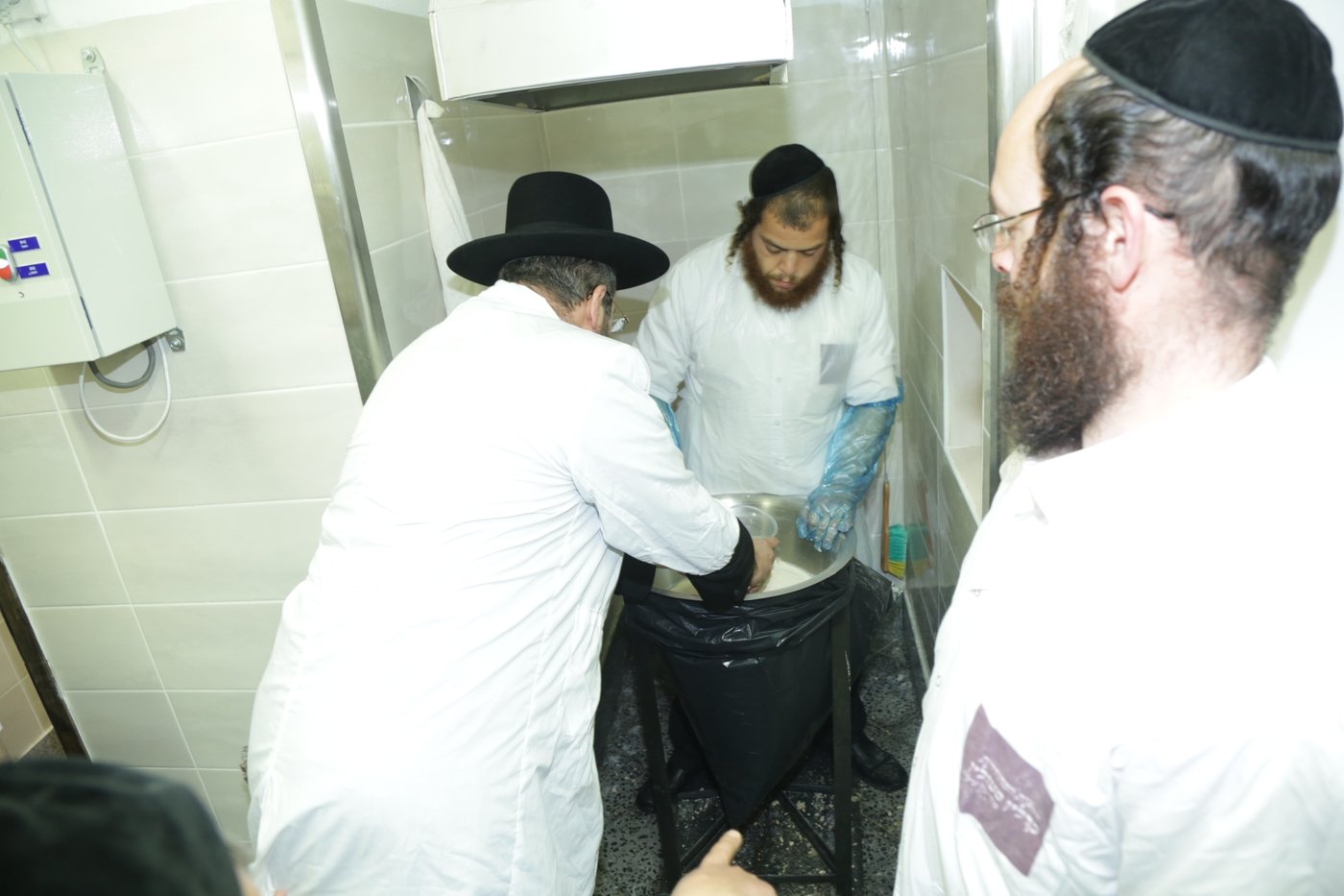 הרה"ר הרב דוד לאו באפייה מצות • צפו