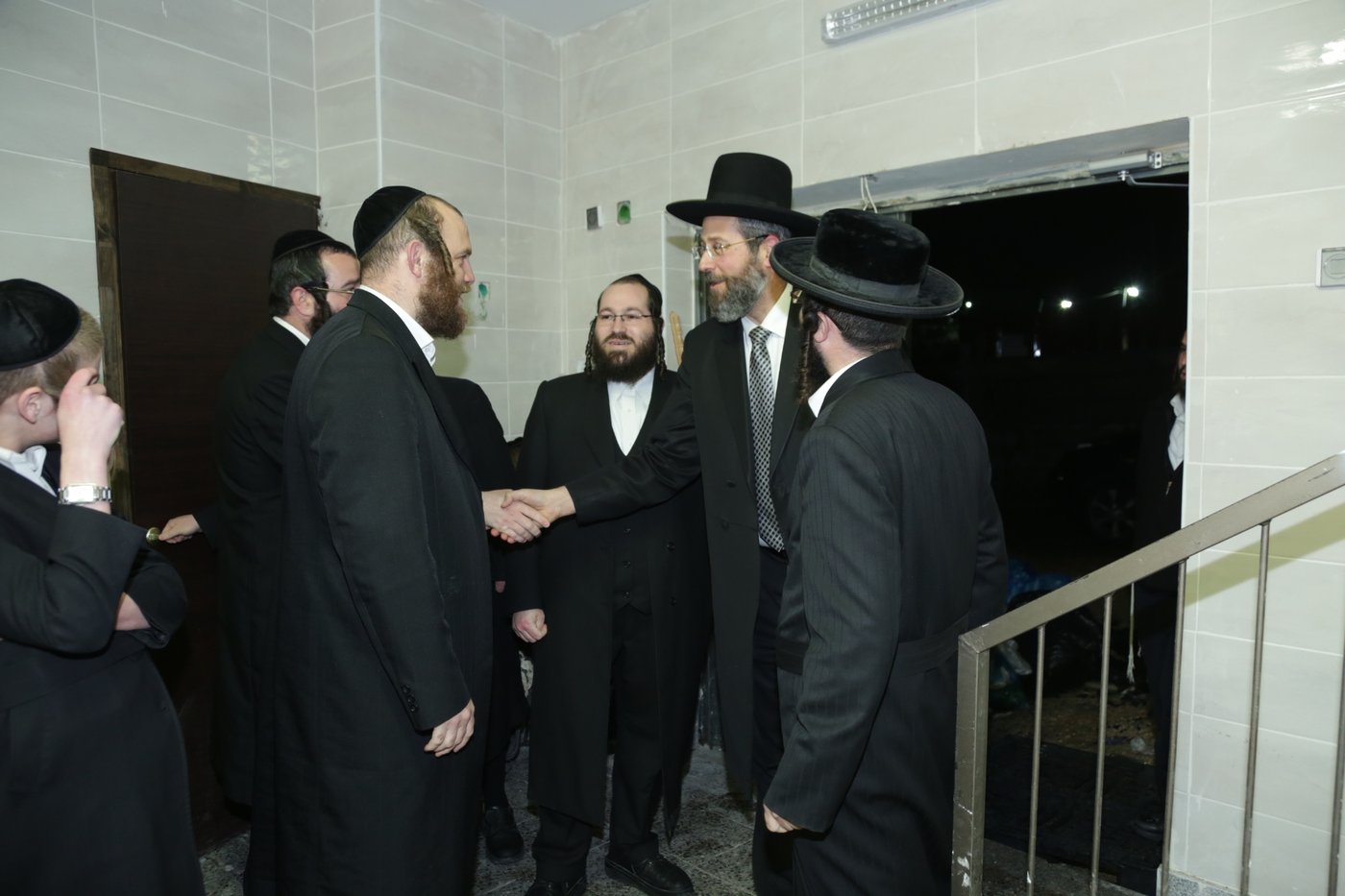 הרה"ר הרב דוד לאו באפייה מצות • צפו