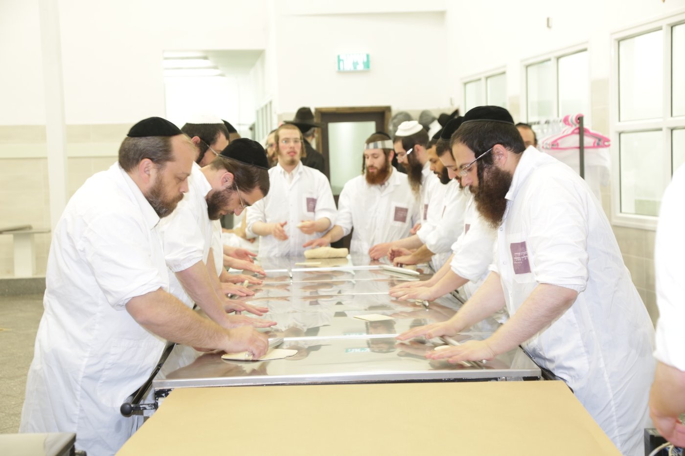 הרה"ר הרב דוד לאו באפייה מצות • צפו