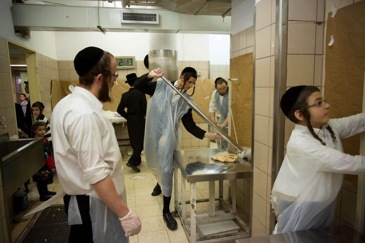 תיעוד: אפיית מצות בחסידות בעלזא
