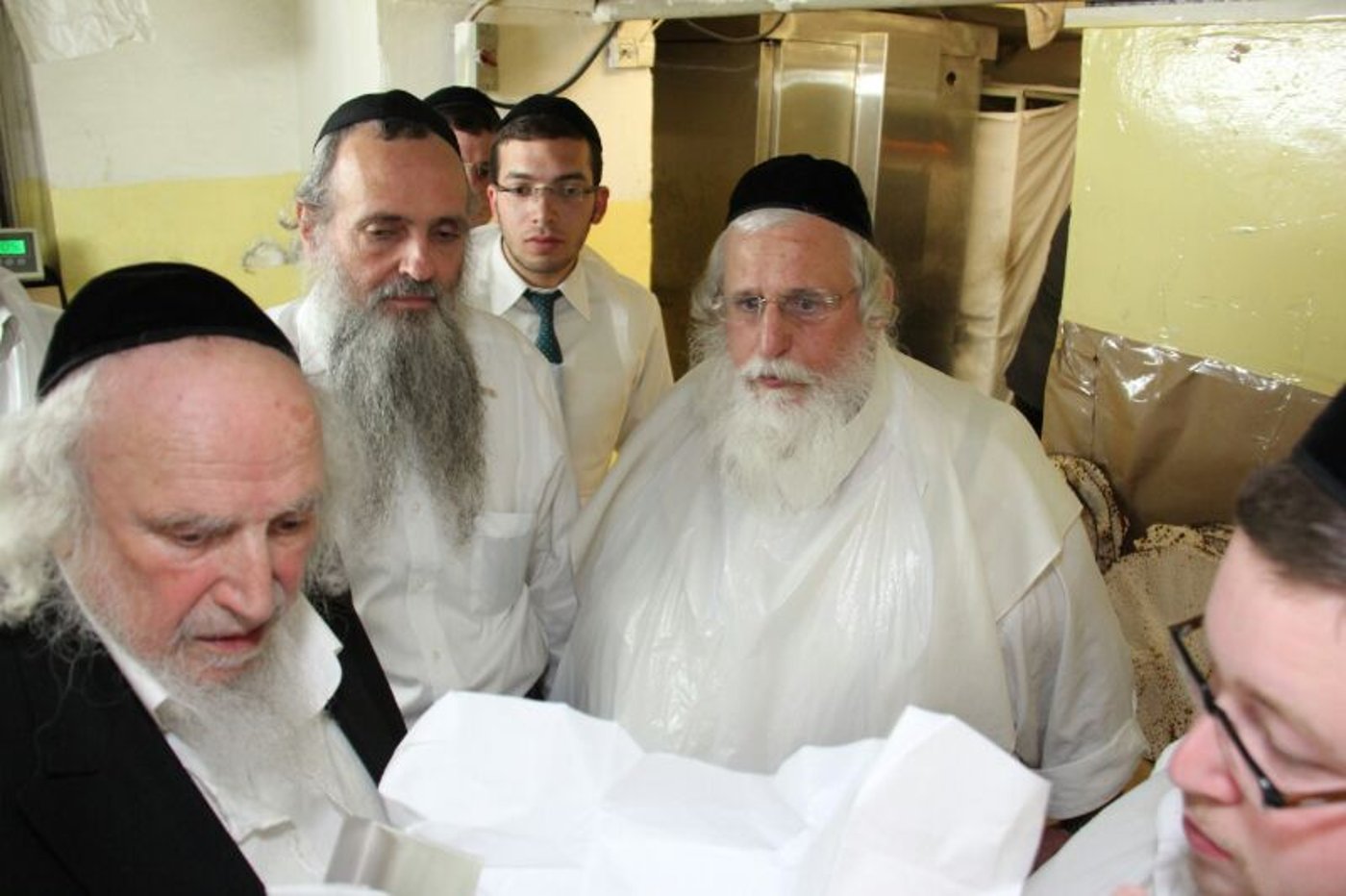 צפו בגלריה: הרבנים הגאונים לבית אוירבך אפו מצות לפסח