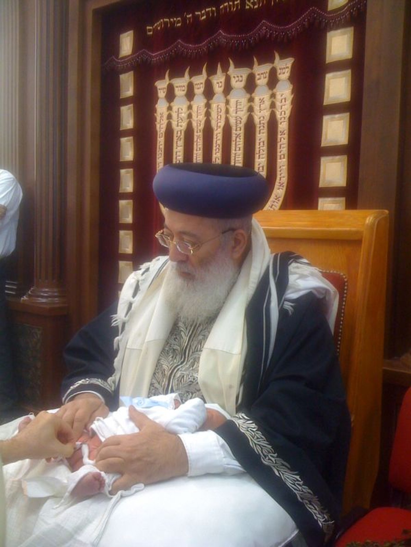 הרב שלמה משה עמאר שימש סנדק בברית לתינוק שנקרא על שמו