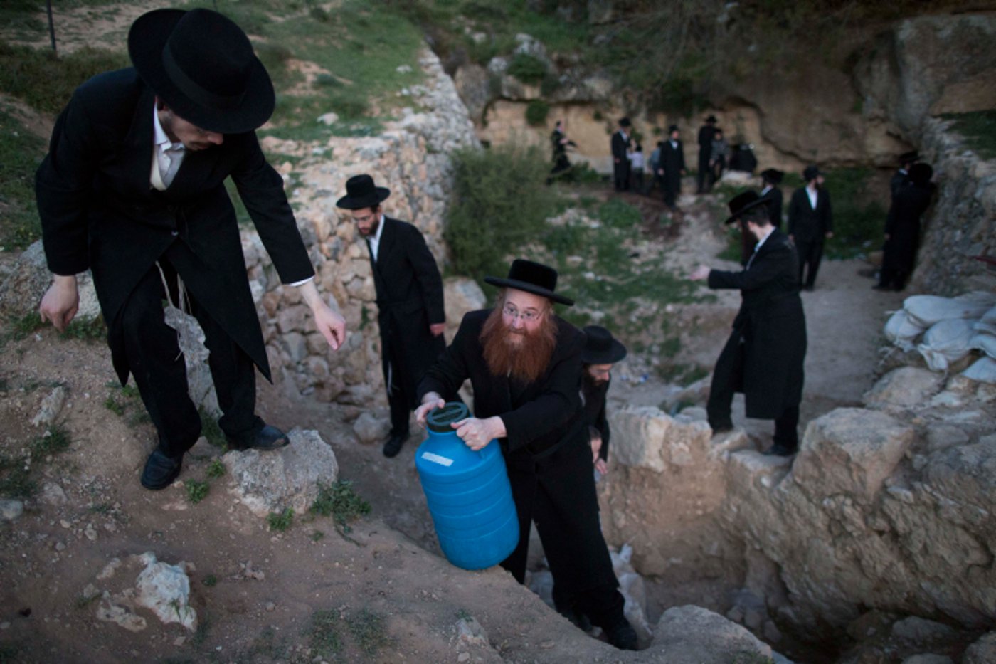 מרהיב: כך שואבים "מים שלנו" עבור אפיית מצות