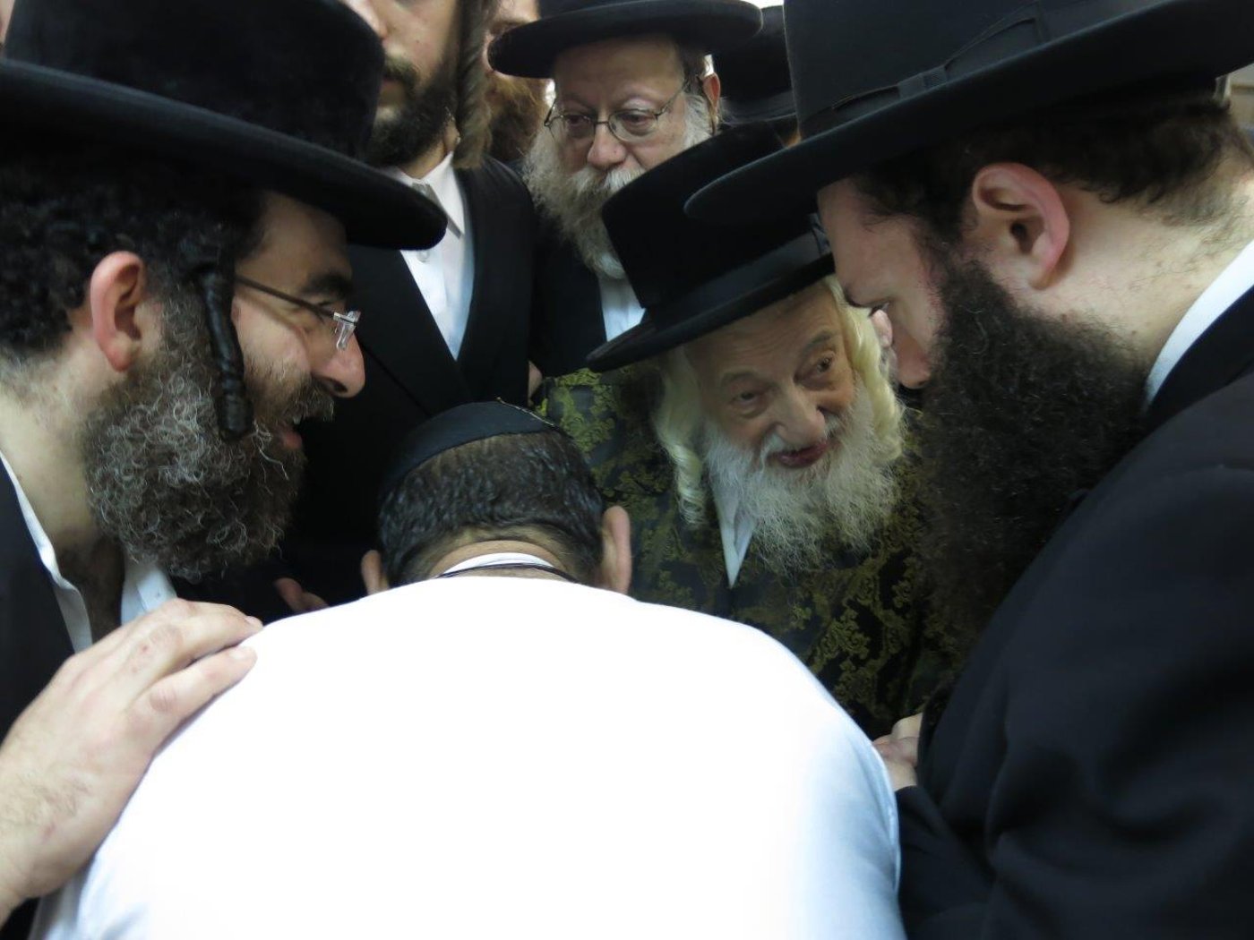 גלריה: האדמו"ר מסקולען אופה מצות בבורו פארק