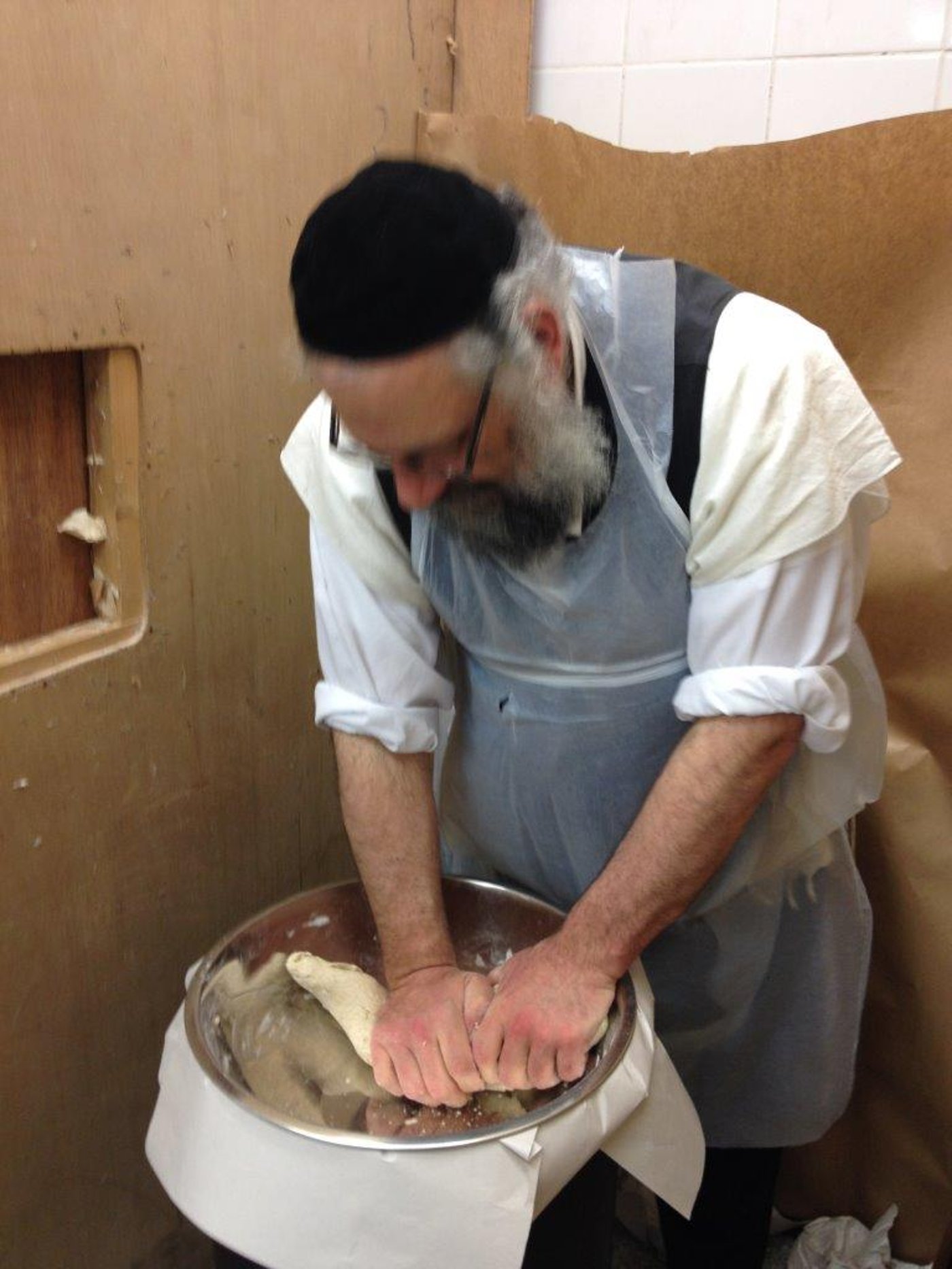 לונדון אופה מצות לפסח. צפו בתיעוד