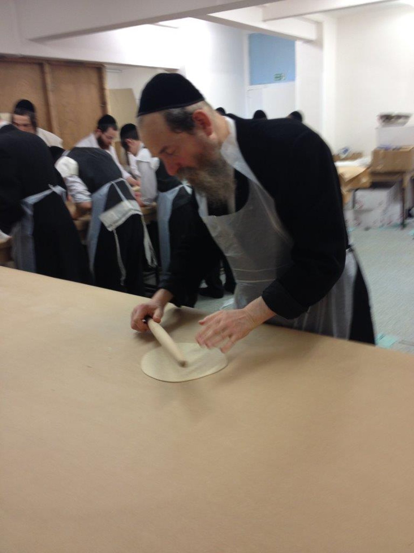 לונדון אופה מצות לפסח. צפו בתיעוד