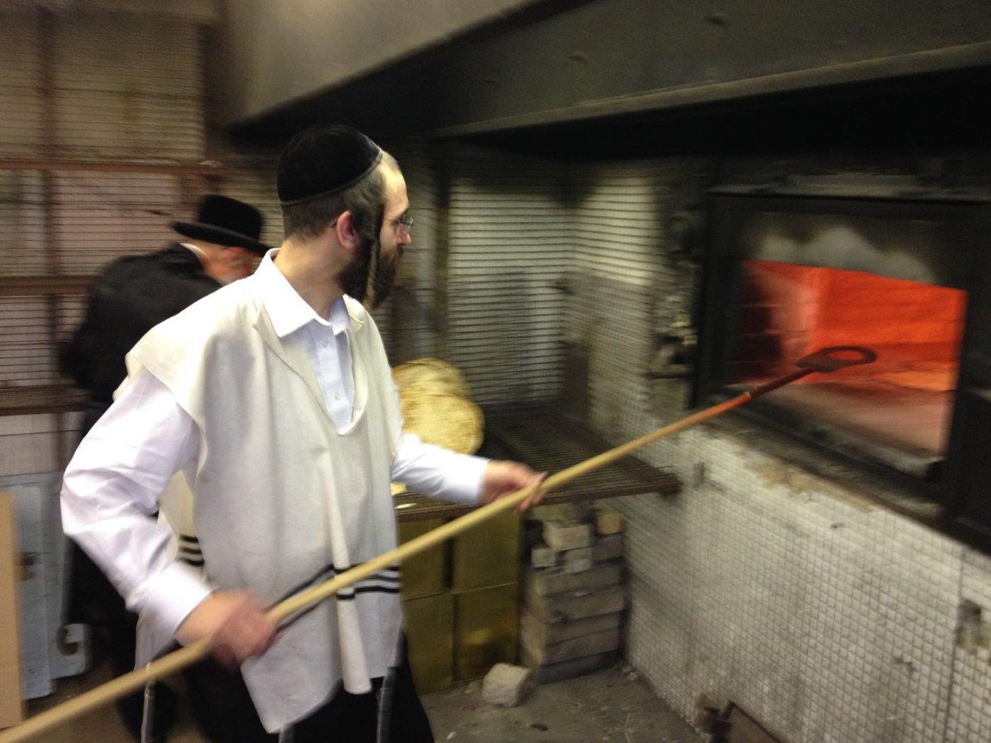 לונדון אופה מצות לפסח. צפו בתיעוד