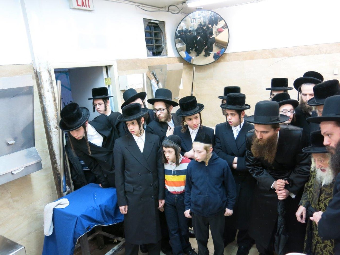 גלריה: האדמו"ר מסקולען אופה מצות בבורו פארק
