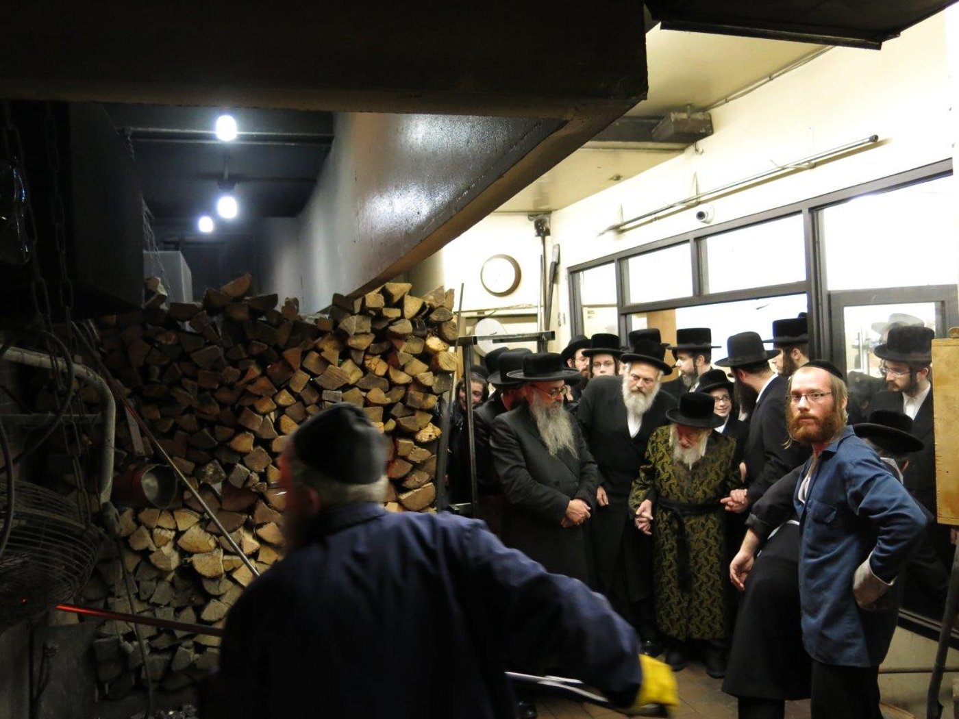 גלריה: האדמו"ר מסקולען אופה מצות בבורו פארק
