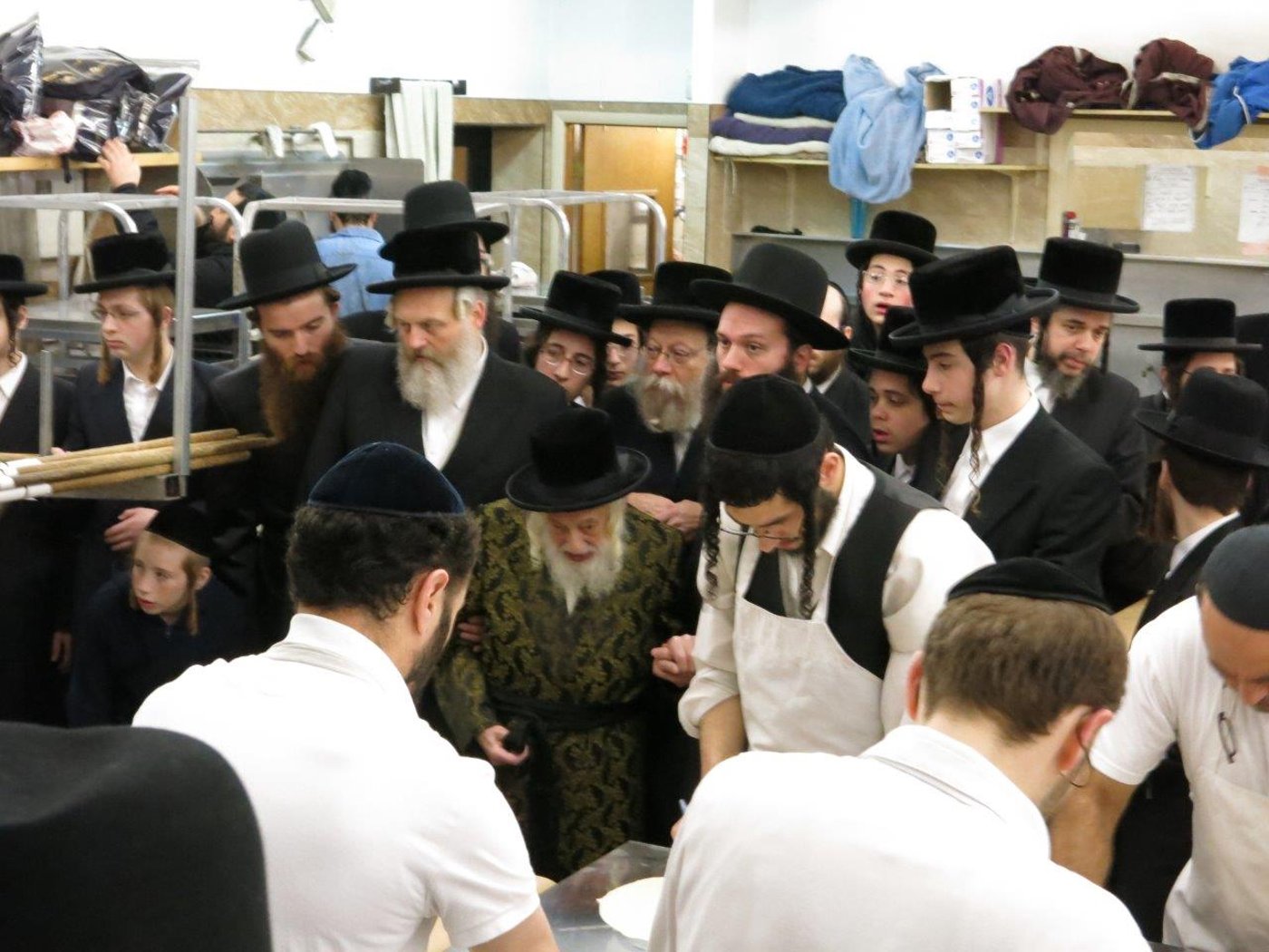 גלריה: האדמו"ר מסקולען אופה מצות בבורו פארק