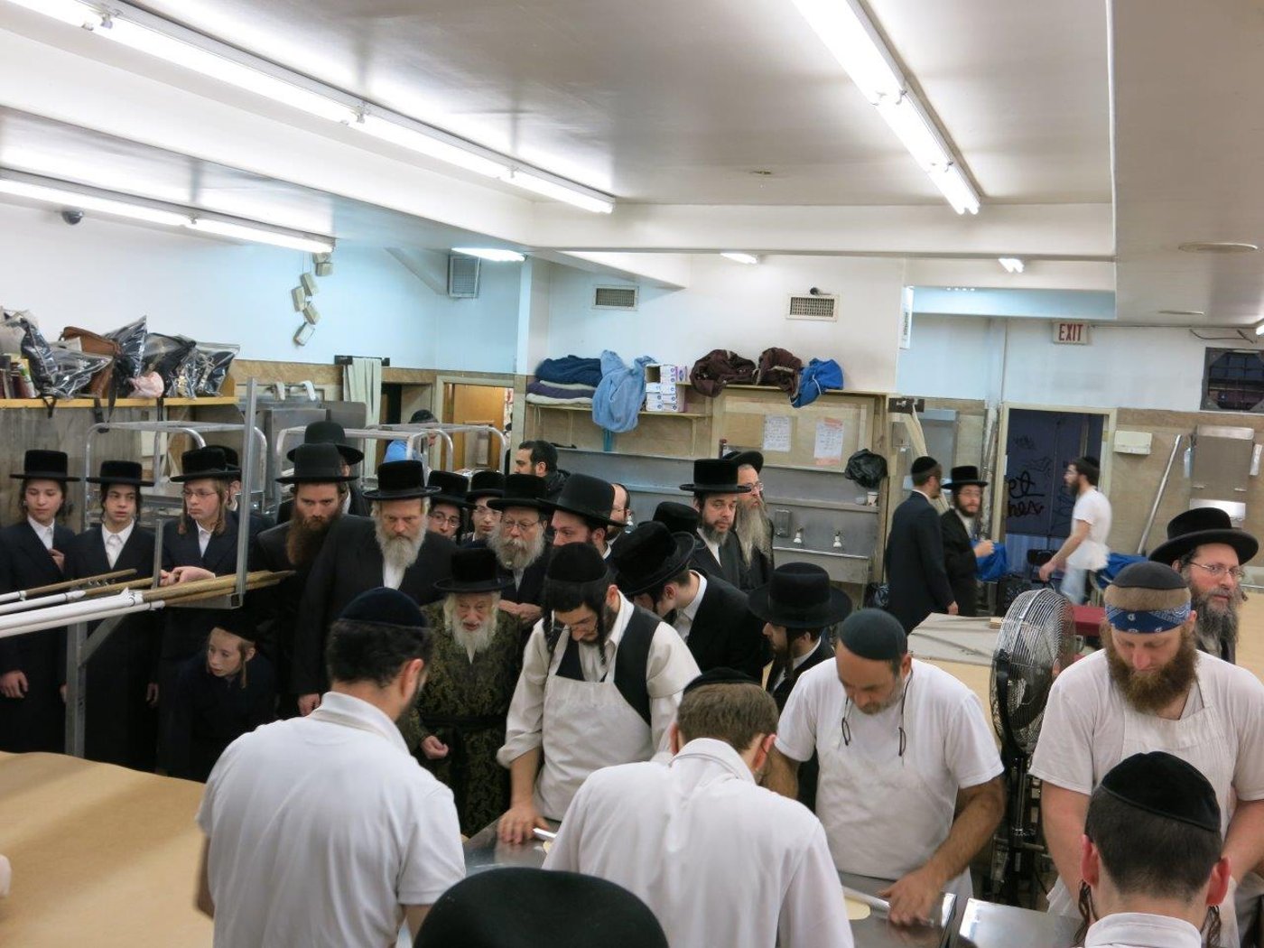 גלריה: האדמו"ר מסקולען אופה מצות בבורו פארק