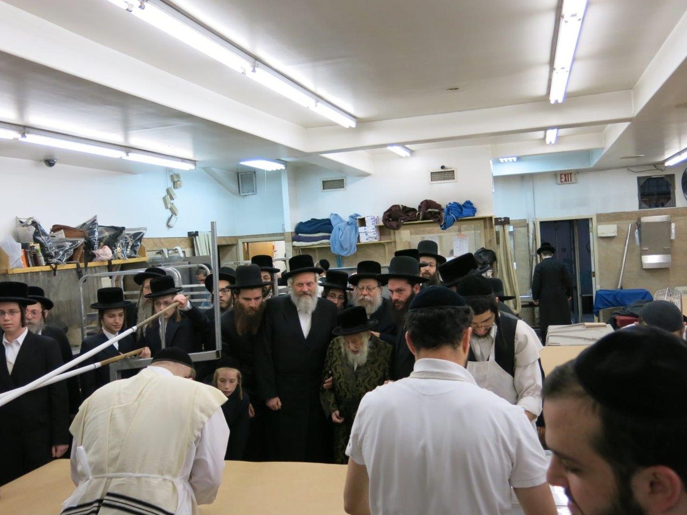 גלריה: האדמו"ר מסקולען אופה מצות בבורו פארק